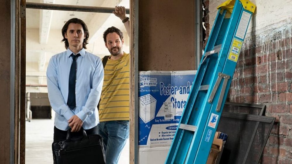 Les fondateurs de WeWork démarrent leur startup dans un placard à balais // Source : Apple TV+ Les fondateurs de WeWork démarrent leur startup dans un placard à balais // Source : Apple TV+