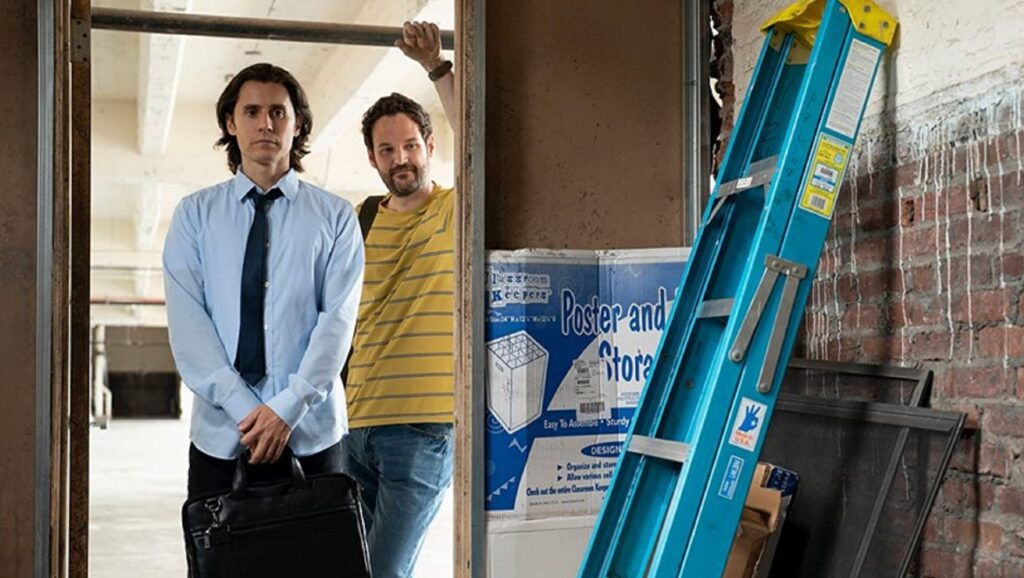 Les fondateurs de WeWork démarrent leur startup dans un placard à balais // Source : Apple TV+ Les fondateurs de WeWork démarrent leur startup dans un placard à balais // Source : Apple TV+