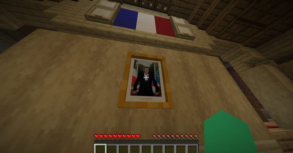 Il y a vraiment beaucoup de photos d'Emmanuel Macron dans le serveur Minecraft // Source : Numerama Il y a vraiment beaucoup de photos d'Emmanuel Macron dans le serveur Minecraft // Source : Numerama