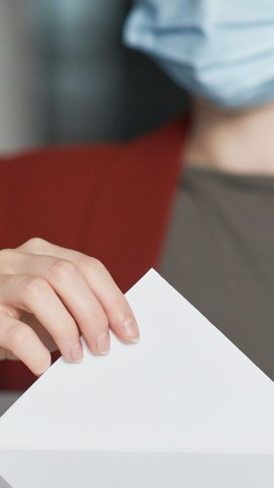 Le masque est fortement recommandé pendant le scrutin de la présidentielle, dans les bureaux de vote. // Source : Pexels