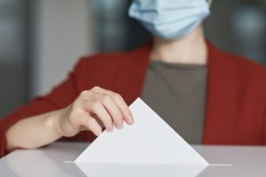 Le masque est fortement recommandé pendant le scrutin de la présidentielle, dans les bureaux de vote. // Source : Pexels