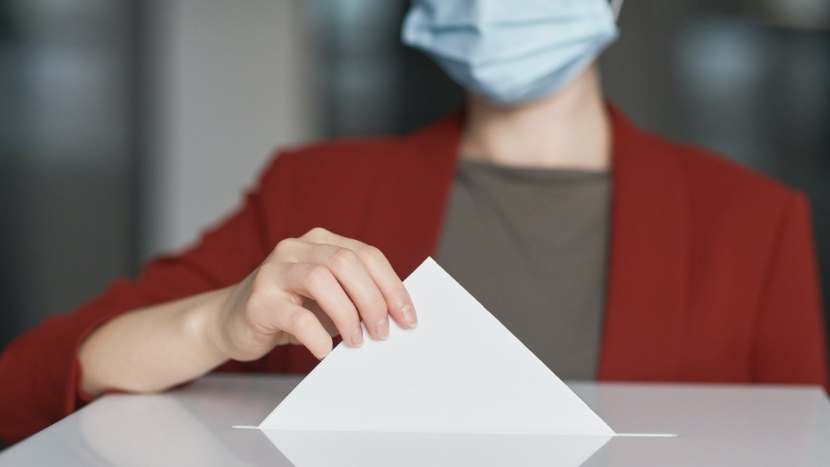 Le masque est fortement recommandé pendant le scrutin de la présidentielle, dans les bureaux de vote. // Source : Pexels Le masque est fortement recommandé pendant le scrutin de la présidentielle, dans les bureaux de vote. // Source : Pexels