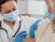 Personne âgée vaccinée contre le covid. // Source : Freepik