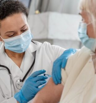 Personne âgée vaccinée contre le covid. // Source : Freepik Personne âgée vaccinée contre le covid. // Source : Freepik