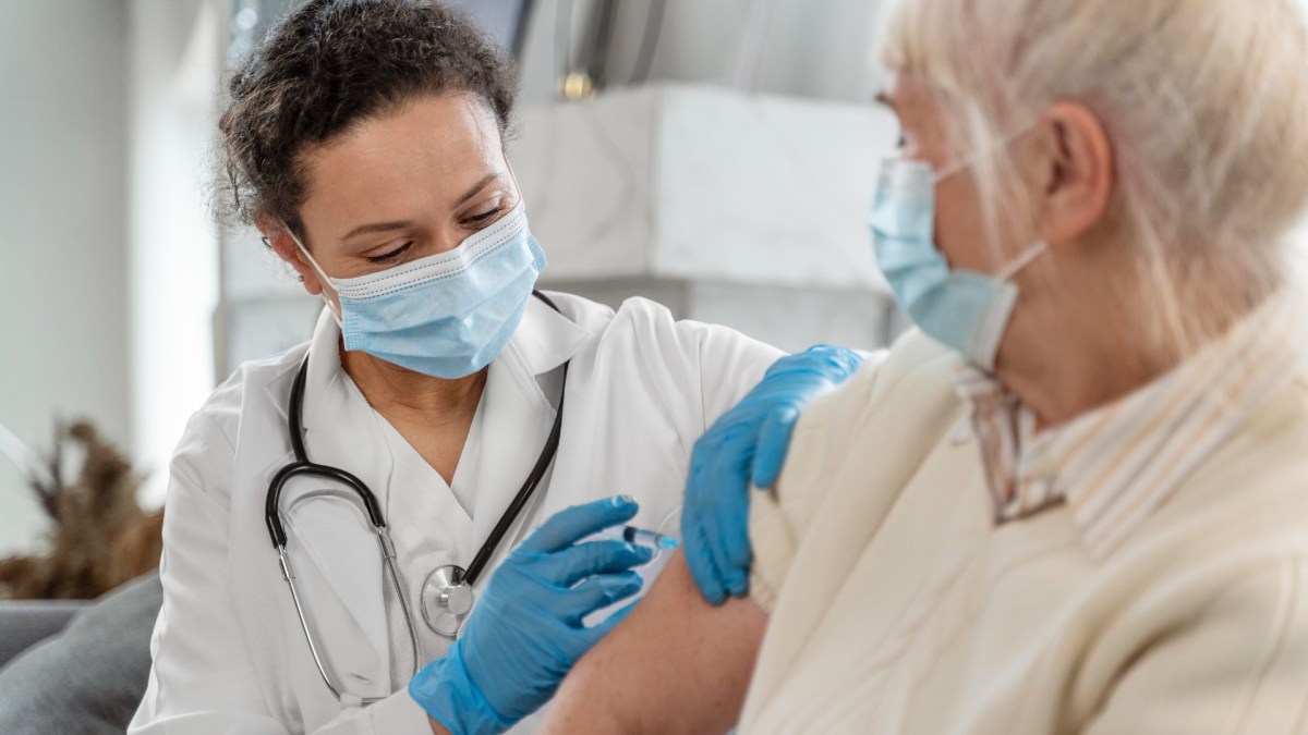 Personne âgée vaccinée contre le covid. // Source : Freepik Personne âgée vaccinée contre le covid. // Source : Freepik