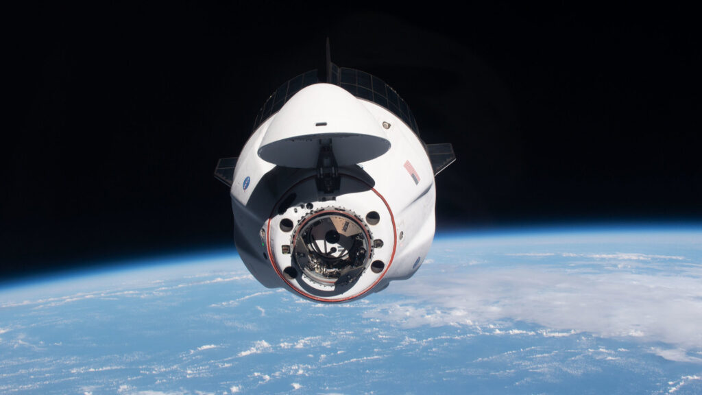 La capsule approchant de l'ISS, à l'arrvée de l'équipage Crew-2. // Source : Flickr/CC/Nasa Johnson La capsule approchant de l'ISS, à l'arrvée de l'équipage Crew-2. // Source : Flickr/CC/Nasa Johnson