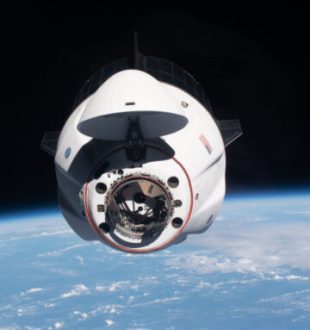 La capsule approchant de l'ISS, à l'arrvée de l'équipage Crew-2. // Source : Flickr/CC/Nasa Johnson
