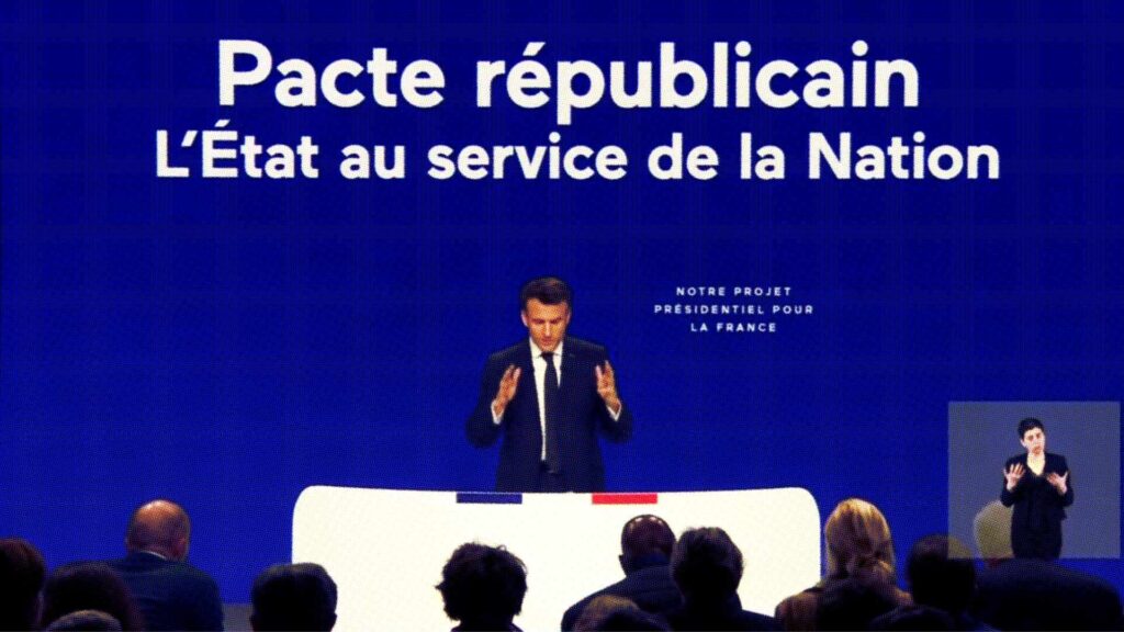 Emmanuel Macron pendant la présentation de son programme, et de sa proposition sur les cyberpatrouilleurs // Source : Emmanuel Macron avec vous / YouTube Emmanuel Macron pendant la présentation de son programme, et de sa proposition sur les cyberpatrouilleurs // Source : Emmanuel Macron avec vous / YouTube