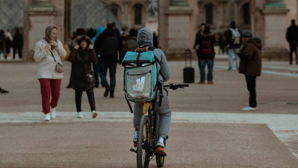 Plusieurs candidats de gauche proposent la requalification des contrats des travailleurs des plateformes // Source : Thomas de Luze / Unsplash Plusieurs candidats de gauche proposent la requalification des contrats des travailleurs des plateformes // Source : Thomas de Luze / Unsplash