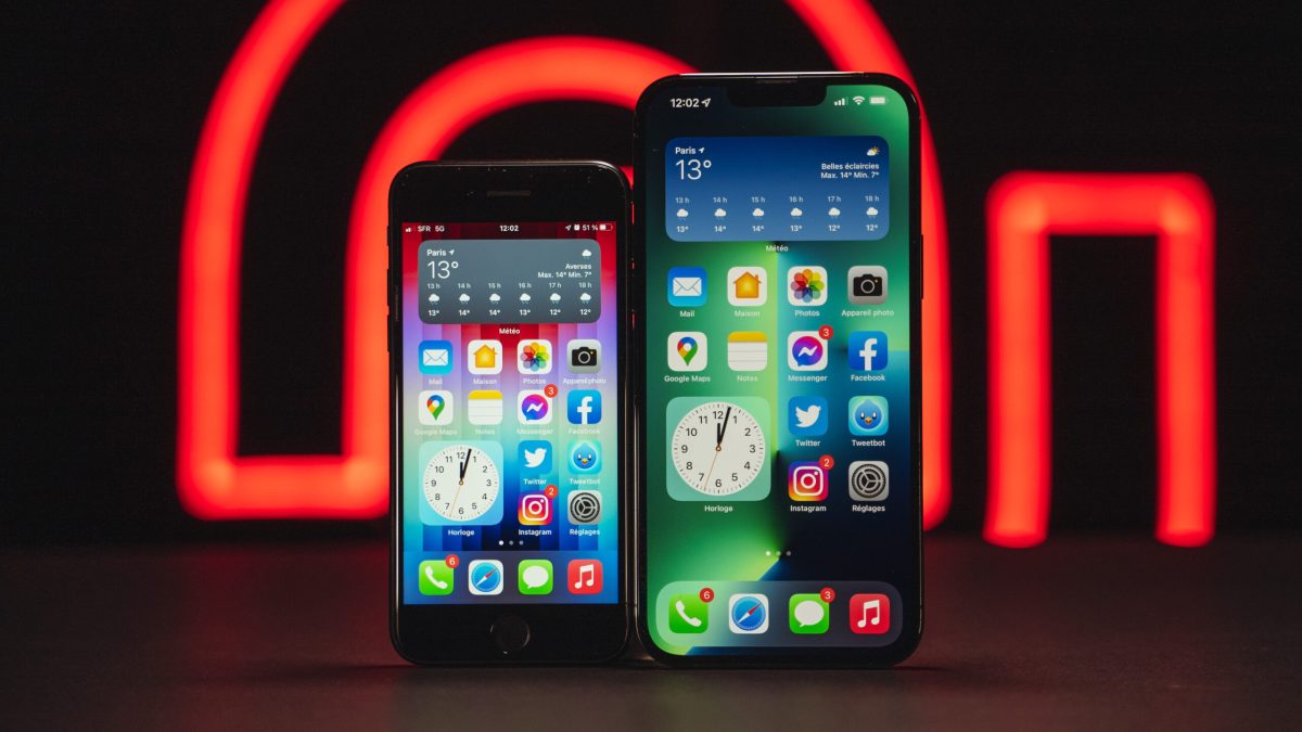 L'iPhone SE à côté de l'iPhone 13 Pro Max. // Source : Louise Audry pour Numerama L'iPhone SE à côté de l'iPhone 13 Pro Max. // Source : Louise Audry pour Numerama
