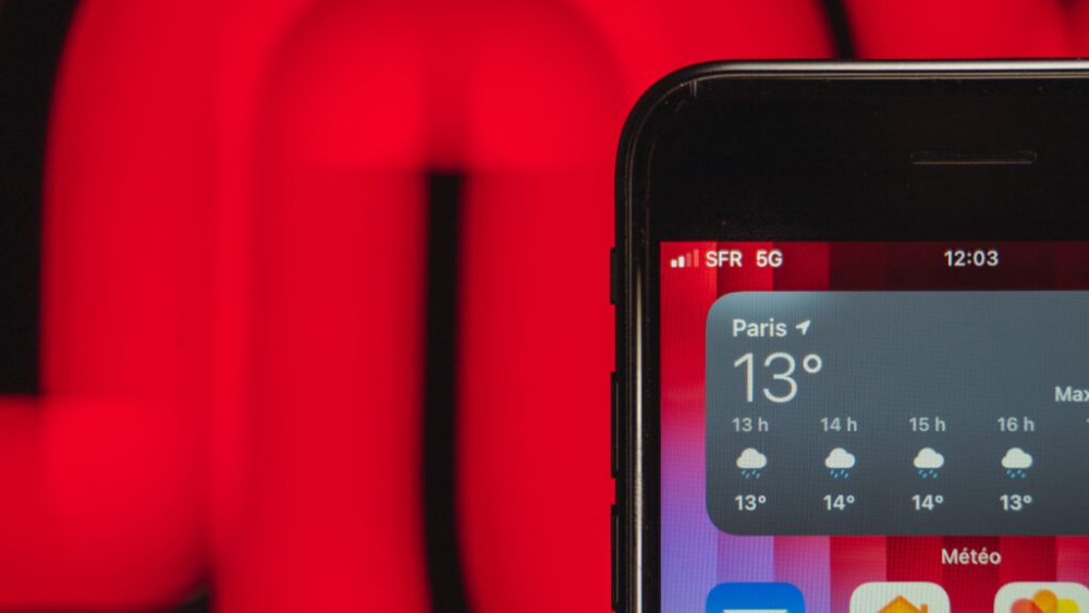 Le logo 5G sur l'iPhone SE de 2022. // Source : Louise Audry pour Numerama