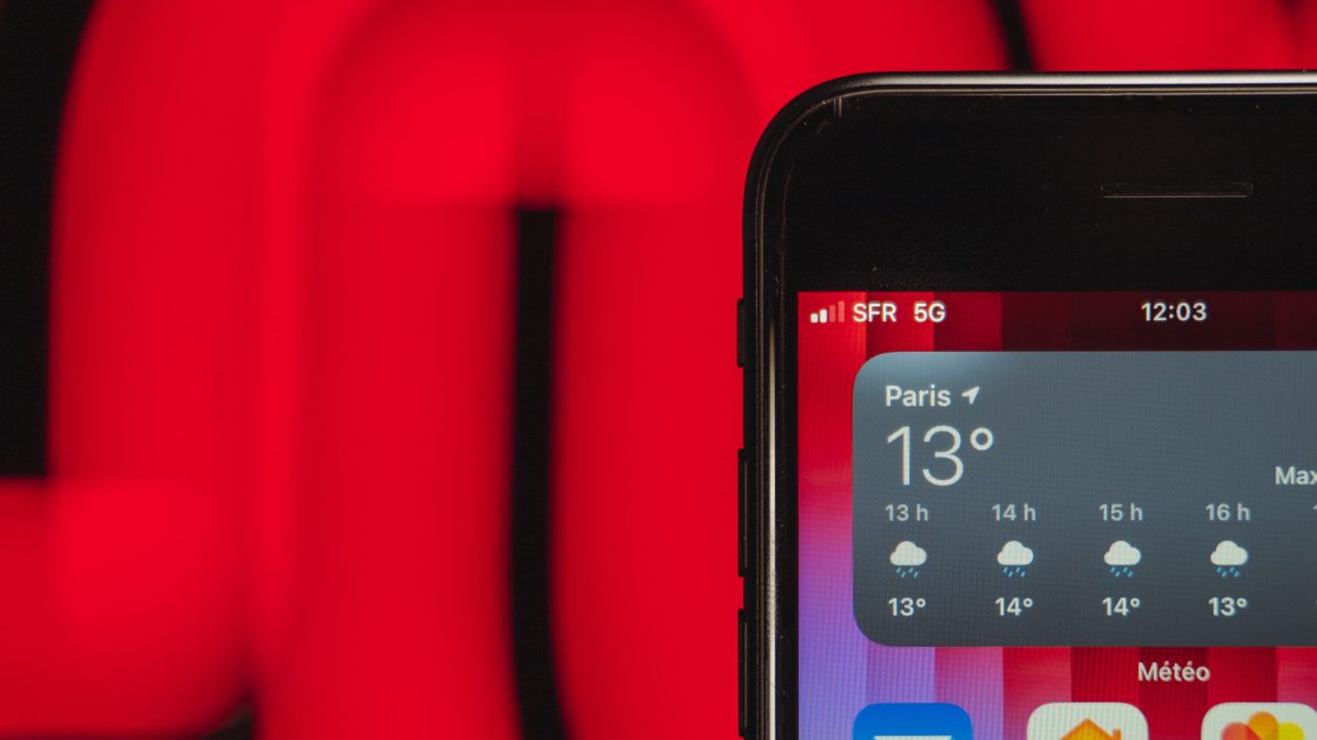 Le logo 5G sur l'iPhone SE de 2022. // Source : Louise Audry pour Numerama