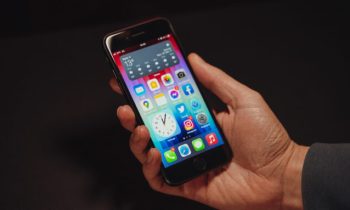 iPhone SE 2022 // Source : Louise Audry pour Numerama iPhone SE 2022 // Source : Louise Audry pour Numerama