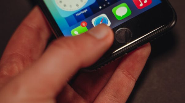 Le bouton home de 2007 vit-il ses derniers mois avec l'iPhone SE de 2022 ? // Source : Louise Audry pour Numerama Le bouton home de 2007 vit-il ses derniers mois avec l'iPhone SE de 2022 ? // Source : Louise Audry pour Numerama