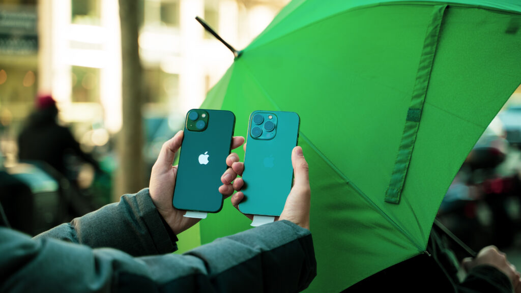 iPhone 13 et 13 Pro Verts // Source : Louise Audry pour Numerama iPhone 13 et 13 Pro Verts // Source : Louise Audry pour Numerama