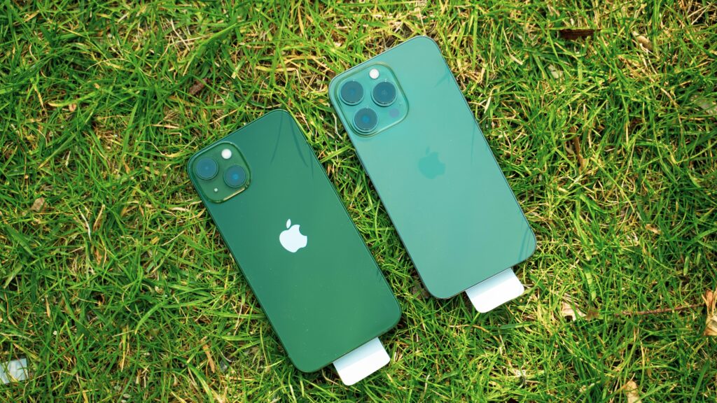 iPhone 13 et 13 Pro Verts // Source : Louise Audry pour Numerama iPhone 13 et 13 Pro Verts // Source : Louise Audry pour Numerama