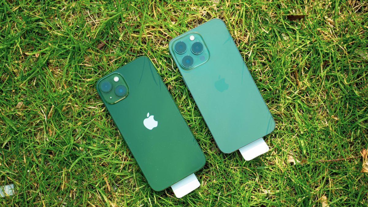 iPhone 13 et 13 Pro Verts // Source : Louise Audry pour Numerama iPhone 13 et 13 Pro Verts // Source : Louise Audry pour Numerama