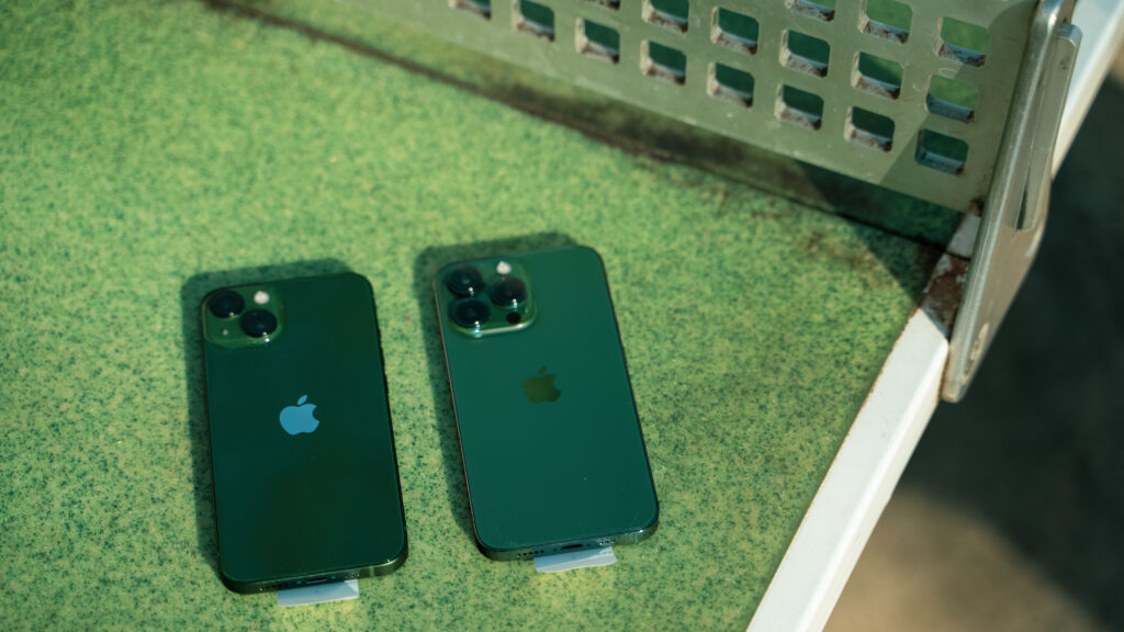 iPhone 13 et 13 Pro Verts // Source : Louise Audry pour Numerama iPhone 13 et 13 Pro Verts // Source : Louise Audry pour Numerama