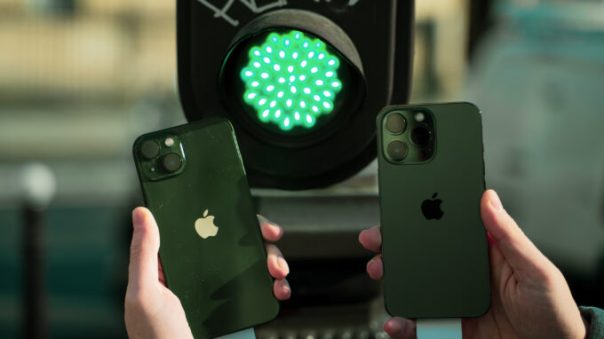 iPhone 13 et 13 Pro Verts // Source : Louise Audry pour Numerama iPhone 13 et 13 Pro Verts // Source : Louise Audry pour Numerama