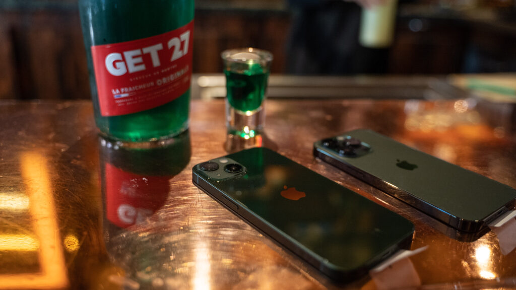 iPhone 13 et 13 Pro Verts // Source : Louise Audry pour Numerama iPhone 13 et 13 Pro Verts // Source : Louise Audry pour Numerama