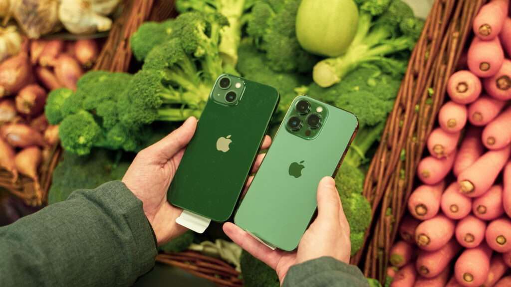 iPhone 13 et 13 Pro Verts // Source : Louise Audry pour Numerama iPhone 13 et 13 Pro Verts // Source : Louise Audry pour Numerama