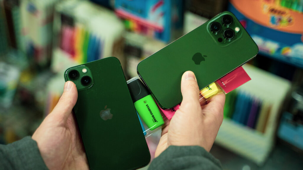 iPhone 13 et 13 Pro Verts // Source : Louise Audry pour Numerama iPhone 13 et 13 Pro Verts // Source : Louise Audry pour Numerama