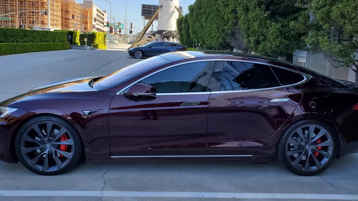 La Tesla Model S violette d'Elon Musk // Source : Electrek La Tesla Model S violette d'Elon Musk // Source : Electrek