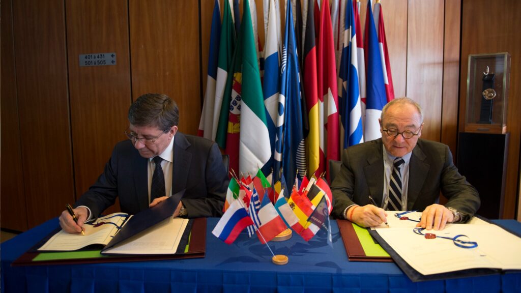 Cette photo remonte à 2014 : le directeur général de l'ESA, Jean-Jacques Dordain, et le directeur de Roscosmos, Vladimir Popovkin, signaient alors un partenariat entre les deux agences, pour ExoMars. // Source : ESA Cette photo remonte à 2014 : le directeur général de l'ESA, Jean-Jacques Dordain, et le directeur de Roscosmos, Vladimir Popovkin, signaient alors un partenariat entre les deux agences, pour ExoMars. // Source : ESA