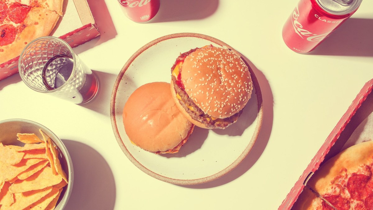 Fast food, coca cola, burger, chips. // Source : Pexels Fast food, coca cola, burger, chips. // Source : Pexels