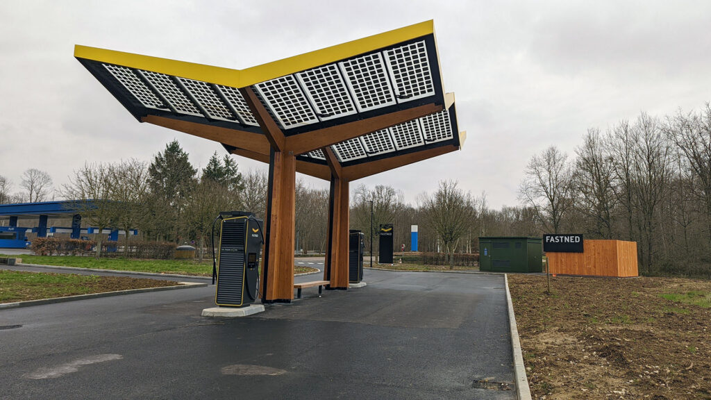 Station Fastned sur autoroute // Source : Raphaelle Baut pour Numerama Station Fastned sur autoroute // Source : Raphaelle Baut pour Numerama