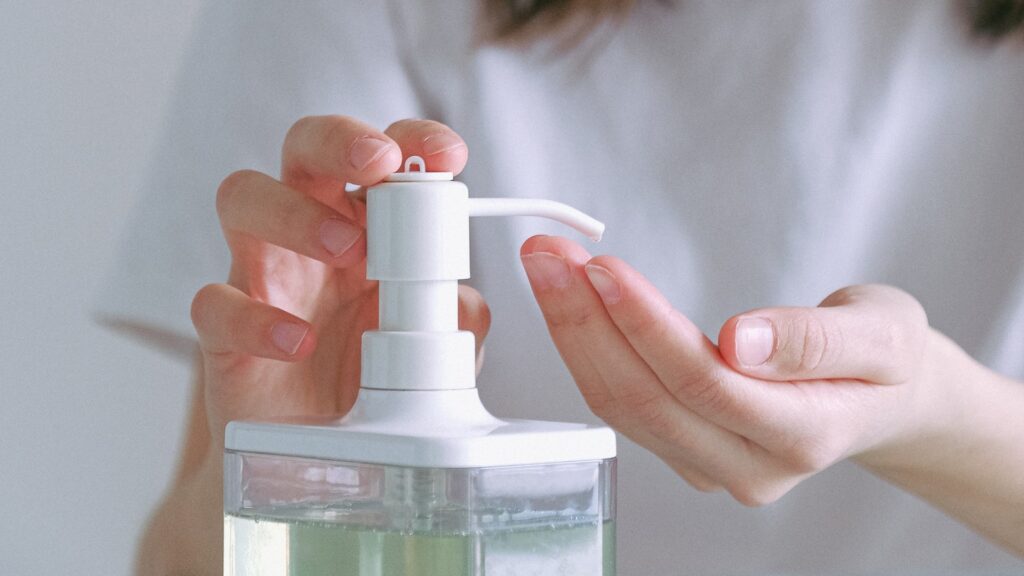 La distribution du gel hydroalcoolique, pour l'hygiène des mains, devra être assurée dans les bureaux de vote. // Source : Pexels La distribution du gel hydroalcoolique, pour l'hygiène des mains, devra être assurée dans les bureaux de vote. // Source : Pexels