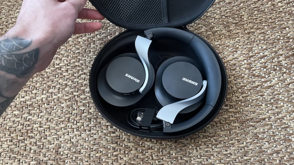 Le casque Shure Aonic 40 dans sa pochette // Source : Maxime Claudel pour Numerama Le casque Shure Aonic 40 dans sa pochette // Source : Maxime Claudel pour Numerama