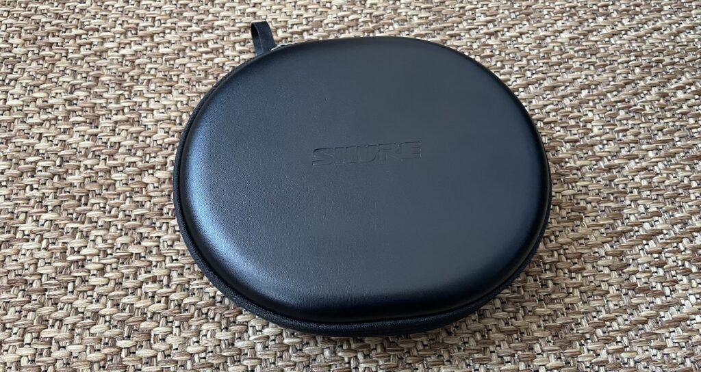 La pochette du casque Shure Aonic 40 // Source : Maxime Claudel pour Numerama La pochette du casque Shure Aonic 40 // Source : Maxime Claudel pour Numerama