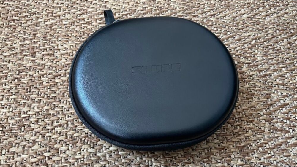 La pochette du casque Shure Aonic 40 // Source : Maxime Claudel pour Numerama La pochette du casque Shure Aonic 40 // Source : Maxime Claudel pour Numerama