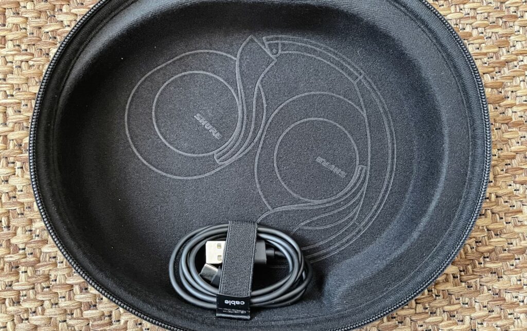L'intérieur de la pochette du casque Shure Aonic 40 // Source : Maxime Claudel pour Numerama L'intérieur de la pochette du casque Shure Aonic 40 // Source : Maxime Claudel pour Numerama