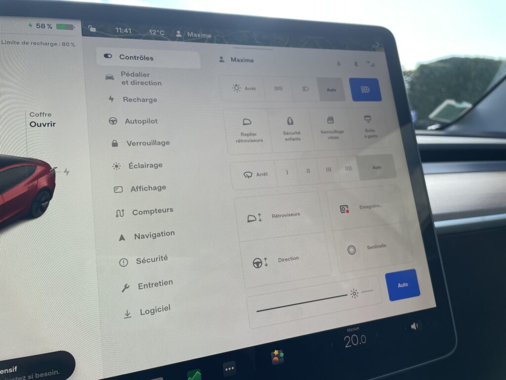 Interface v11 des Tesla // Source : Maxime Claudel pour Numerama Interface v11 des Tesla // Source : Maxime Claudel pour Numerama
