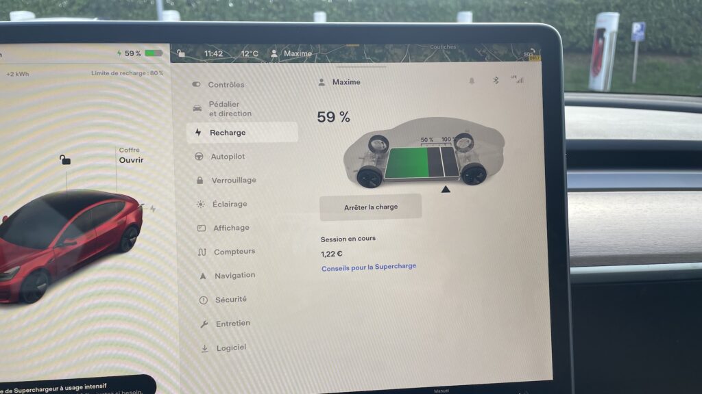 Tesla Model 3 (2022) // Source : Maxime Claudel pour Numerama Tesla Model 3 (2022) // Source : Maxime Claudel pour Numerama