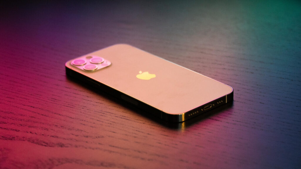 Un iPhone. // Source : Unplash/Martin Sanchez (photo recadrée) Un iPhone. // Source : Unplash/Martin Sanchez (photo recadrée)