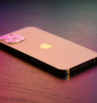 Un iPhone. // Source : Unplash/Martin Sanchez (photo recadrée)