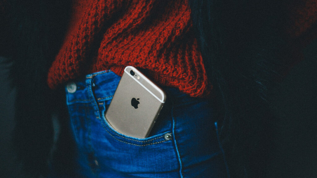 Allez zouh, direction l'Apple Store. // Source : Unplash/Mikaela Shannon (photo recadrée) Allez zouh, direction l'Apple Store. // Source : Unplash/Mikaela Shannon (photo recadrée)