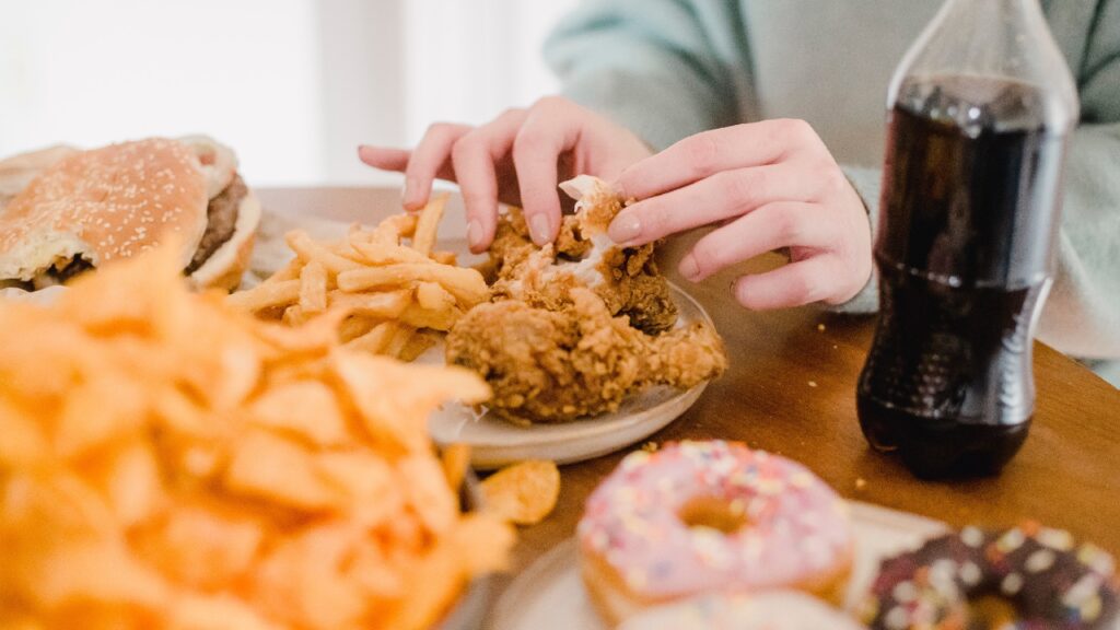 La « junk food » (ou malbouffe) est souvent issue de produits ultra-transformés, issus d'un processus entièrement industriel. // Source : Pexels La « junk food » (ou malbouffe) est souvent issue de produits ultra-transformés, issus d'un processus entièrement industriel. // Source : Pexels