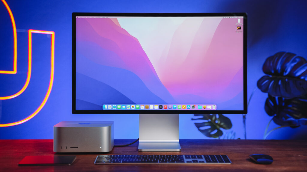 Le Studio Display avec le nouveau Mac Studio. // Source : Louise Audry pour Numerama Le Studio Display avec le nouveau Mac Studio. // Source : Louise Audry pour Numerama