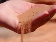 Du sable dans la main. // Source : Pexels