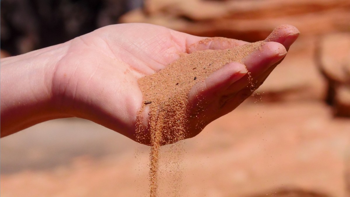 Du sable dans la main. // Source : Pexels Du sable dans la main. // Source : Pexels