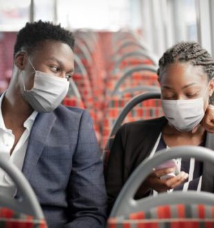 Le masque reste obligatoire dans les transports en commun. // Source : Freepik Le masque reste obligatoire dans les transports en commun. // Source : Freepik