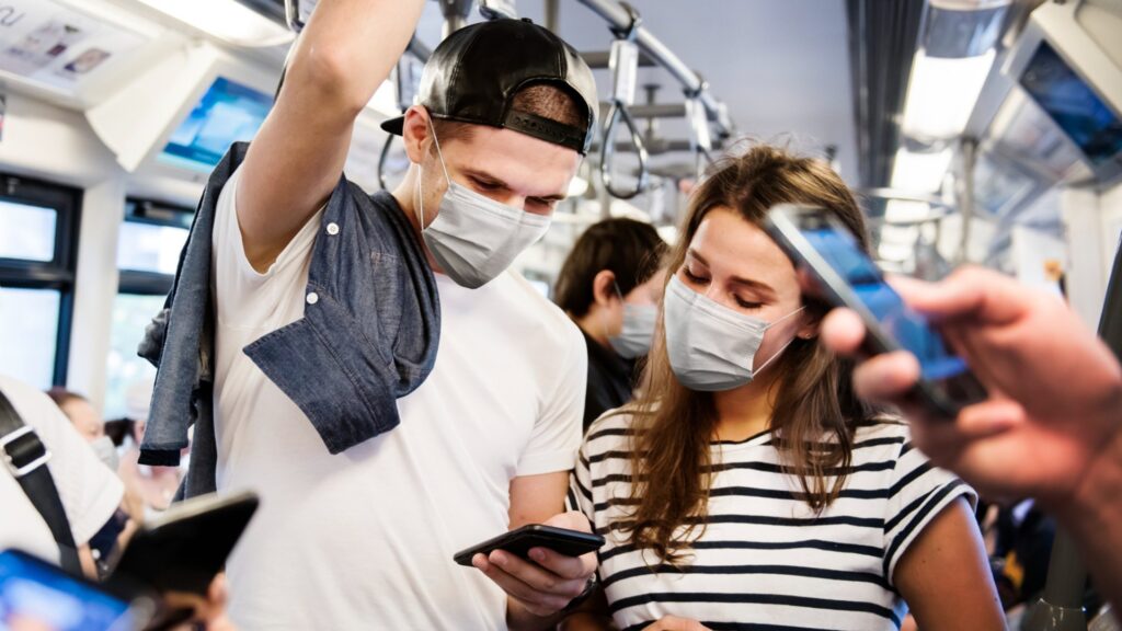 Le masque est obligatoire dans les transports, même après le 14 mars 2022. // Source : Freepik Le masque est obligatoire dans les transports, même après le 14 mars 2022. // Source : Freepik