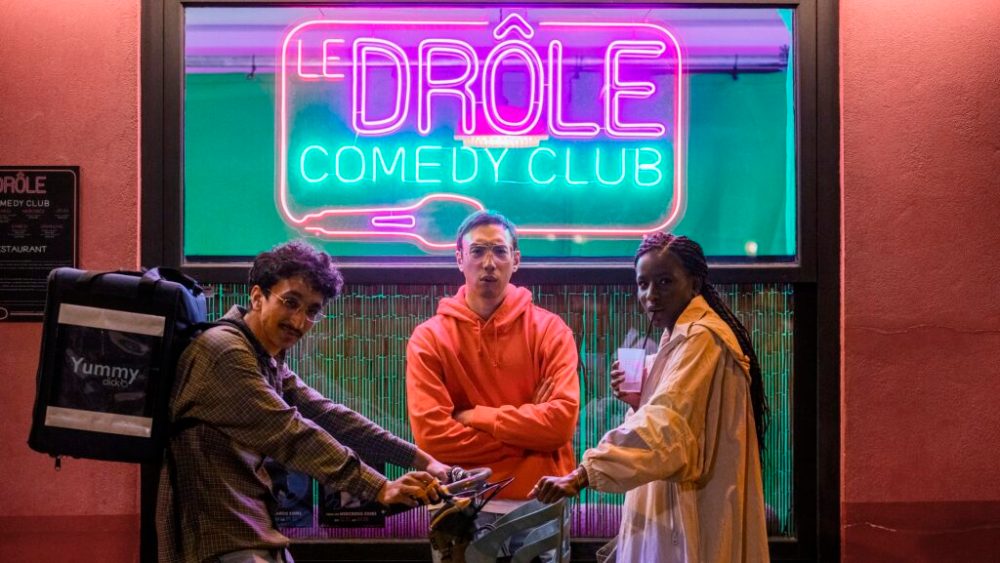 Nezir, Bling et Aïssatou se réunissent au Drôle Comedy Club pour tester leurs vannes // Source : Mika Cotellon/Netflix Nezir, Bling et Aïssatou se réunissent au Drôle Comedy Club pour tester leurs vannes // Source : Mika Cotellon/Netflix