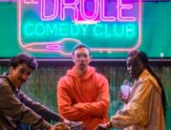 Nezir, Bling et Aïssatou se réunissent au Drôle Comedy Club pour tester leurs vannes // Source : Mika Cotellon/Netflix