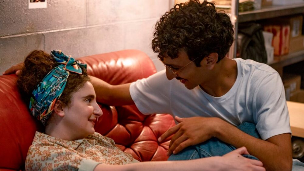 Drôle parle aussi bien de stand-up que de relations amoureuses // Source : Mika Cotellon/Netflix Drôle parle aussi bien de stand-up que de relations amoureuses // Source : Mika Cotellon/Netflix