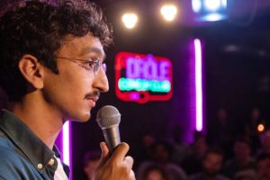 La série Drôle explore les dessous du stand-up // Source : Mika Cotellon/Netflix
